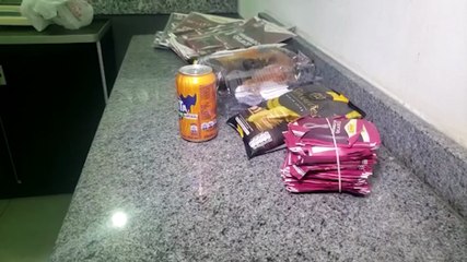 Adolescente é apreendido ao furtar álbum de figurinhas, chips, bolo e refrigerante em supermercado