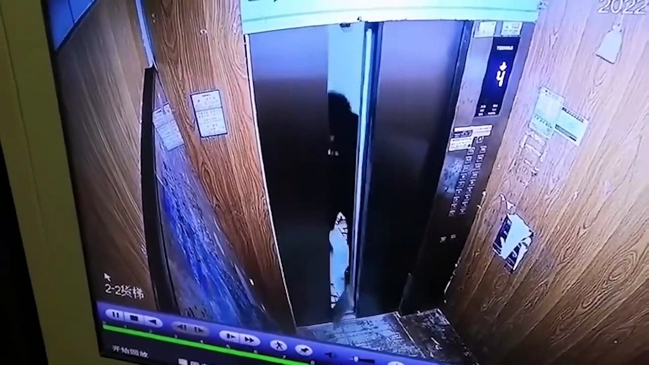 20 Incredible Moments Caught on CCTV Camera(720P_HD)_1