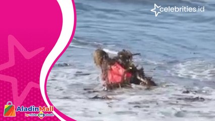 Viral! Peselancar Asing Tergulung Sampah di Pantai Batu Bolong