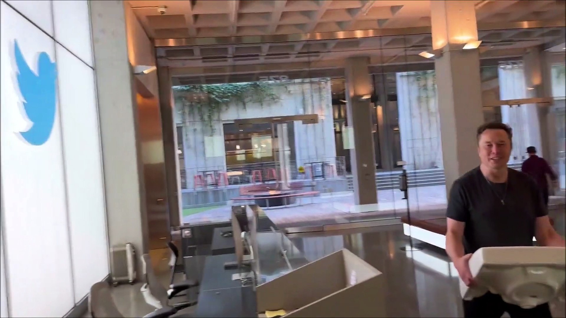 Elon Musk entre au siège de Twitter avec un lavabo - Entering Twitter HQ –  let that sink in! - Vidéo Dailymotion
