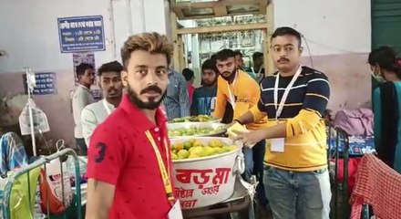 বড় মাকে দেওয়া ফল তুলে দেওয়া হল চুঁচুড়া ইমামবাড়া সদর হাসপাতালের রোগীদের হাতে