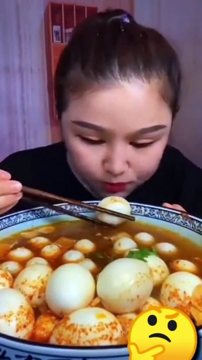 CEWEK CANTIK INI MAKAN TELUR Terbanyak