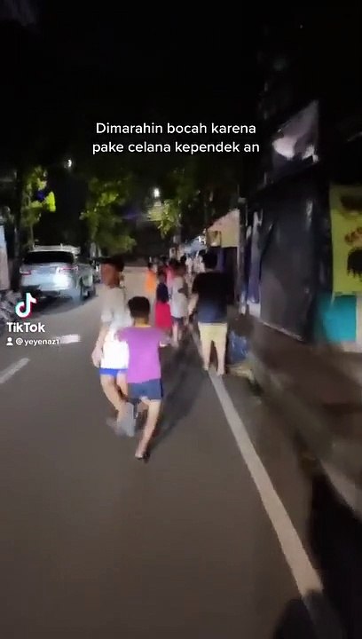 di Marahin bocah karena pakek rok mini