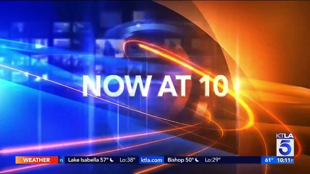 Le rappeur américain Kanye West, récemment mis à l'écart par plusieurs partenaires commerciaux, escorté hors d'un bureau de la marque de baskets Skechers où il est venu sans invitation