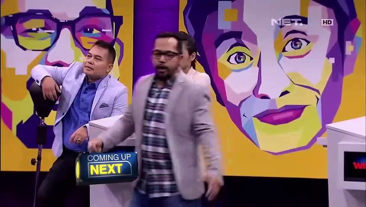 Teka Teki Sulit (WIB) - Seorang Barber mencukur rambut  pelanggan dengan