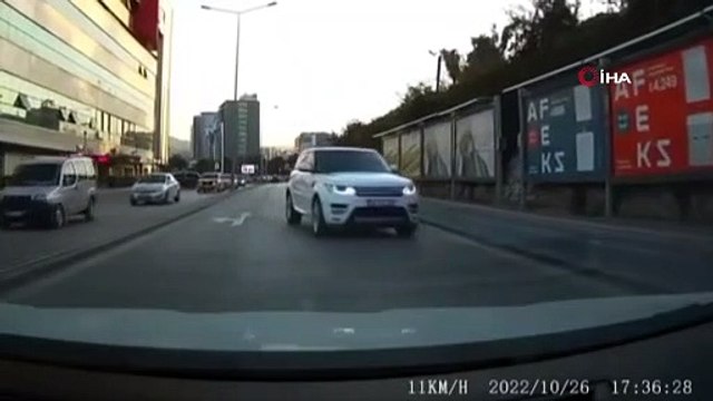 Trafikte bu sürücülerin yaptıkları görenler şaştı kaldı