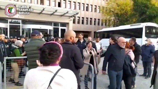 TTB Başkanı Şebnem Korur Fincancı için adliye önünde açıklama yapmak isteyenlere polis müdahalesi