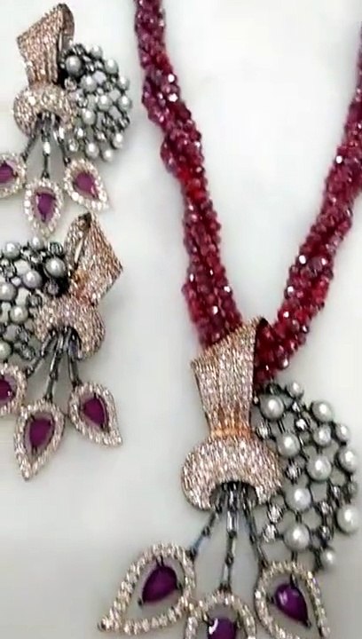 Gorgeous Pendant Set With Ear Studs