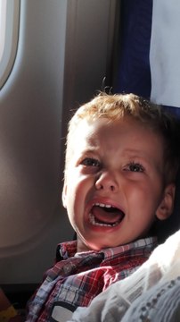 Un bébé crie pendant un vol de 29 heures, la vidéo d'un TikTokeur devient virale - verticale