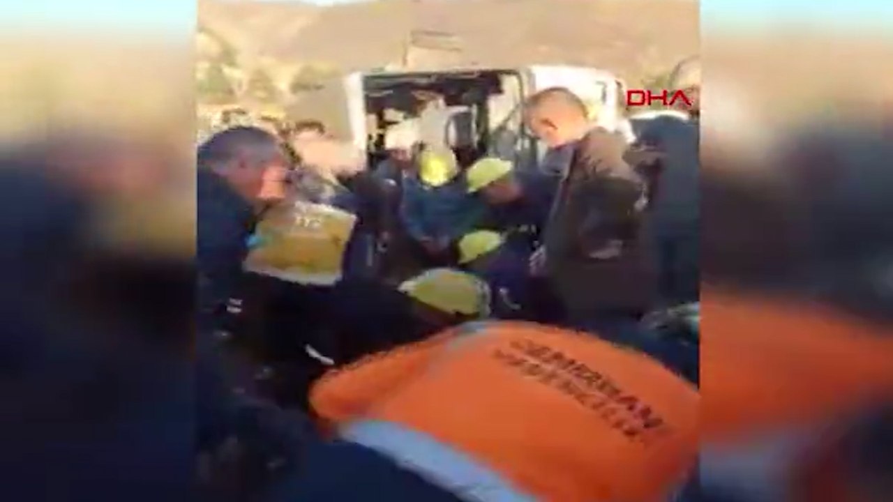 Madencileri taşıyan servis midibüsü devrildi: 11 yaralı