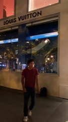 Atletas de 'parkour' desligam as luzes de Paris a cada salto