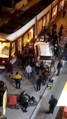 Tramvayla cipin arasında sıkışan motosikletliyi aracı kaldırıp kurtardılar