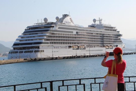 Yolcu gemisi Seven Seas Explorer Alanya Limanı'na demirledi