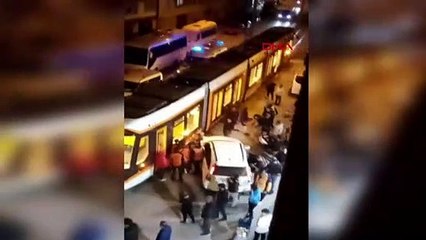Motosikletli tramvay ve cip arasına sıkıştı! Yurttaşlar birlik olup kurtardı