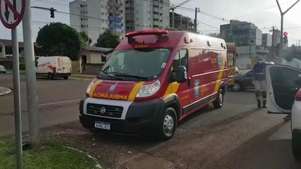 Motociclista fica ferida ao sofrer queda no Centro