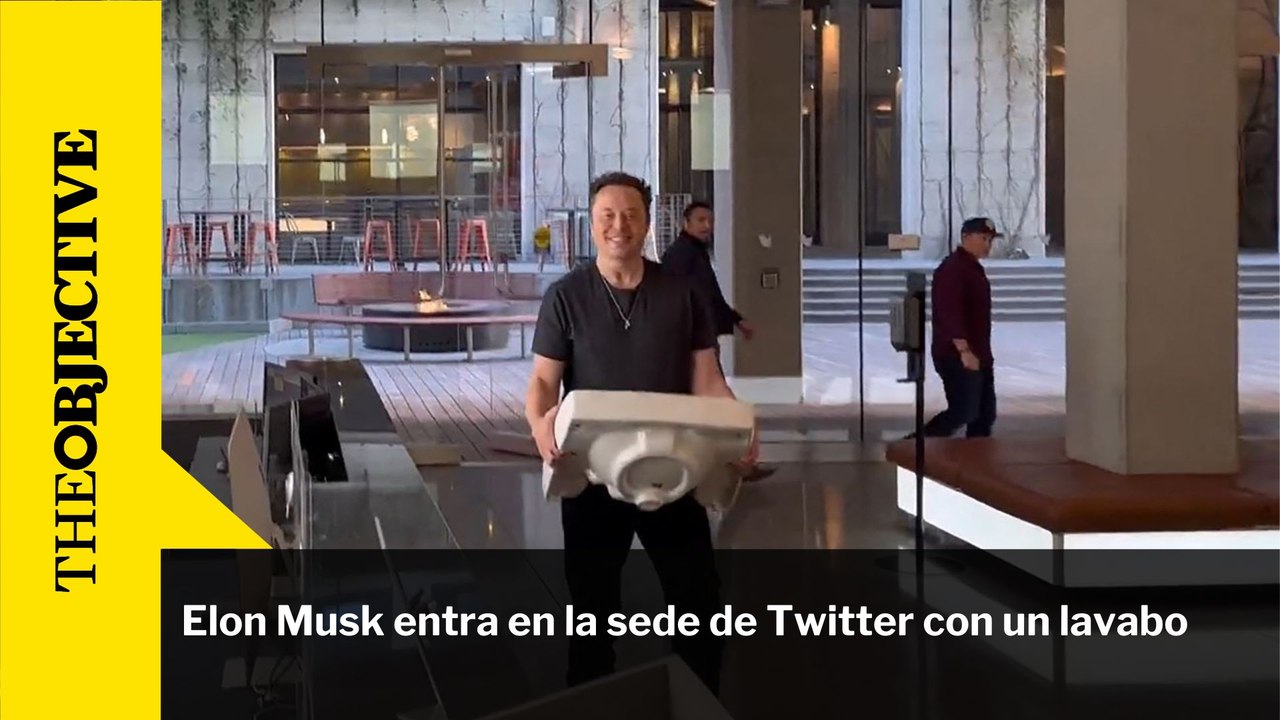 Elon Musk entra en la sede de Twitter con un lavabo