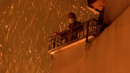 Metruk yapıda başlayan yangın 5 binayı sardı, 3 bina ise tamamen küle döndü