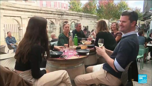 France heatwave: Holidaymakers bask in unseasonally high temperatures