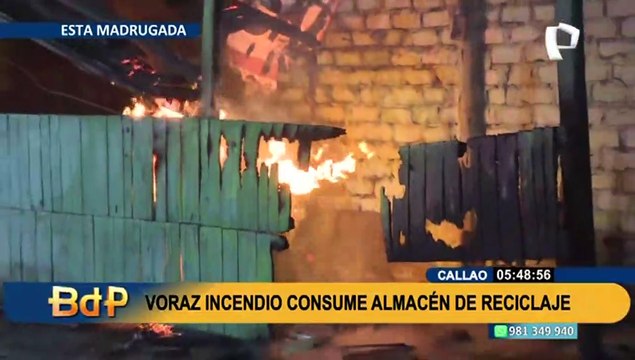 Voraz incendio consume almacén de reciclaje en el Callao