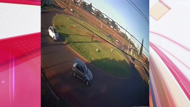 Caminhão carregado com cerveja tomba e carga é saqueada, no PR