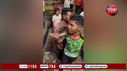युवकों ने अजगर को कंधों पर उठाकर दुकानदारों से मांगे पैसे, वीडियो वायरल