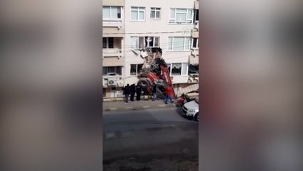 Kontrolden çıkan iş makinesi binaya çarptı