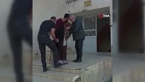 Tokat'ta yaşlı kadın asansörü olmayan apartmana jandarma ekiplerinin yardımıyla böyle çıkarıldı