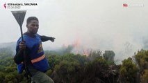 بدون تعليق: رجال الإطفاء التنزانيون يكافحون النيران على جبل كليمنجارو