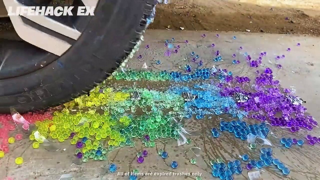 Crushing things with Car! 자동차로 바삭 바삭하고 부드러운 것을 분쇄! 실험용 자동차 vs 콜라, 환타 슬라임 캔디 토이 JCB 트랙터 오르비즈 수박 분필