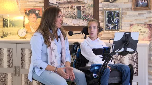 Gema, la niña con parálisis cerebral que se comunica con sus ojos