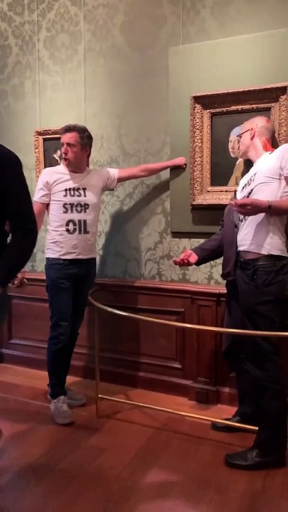 Les militants écologistes continuent de s'en prendre à des oeuvres d'art: Regardez l'attaque contre "La Jeune Fille à la Perle" de Vermeer cet après-midi au musée de La Haye