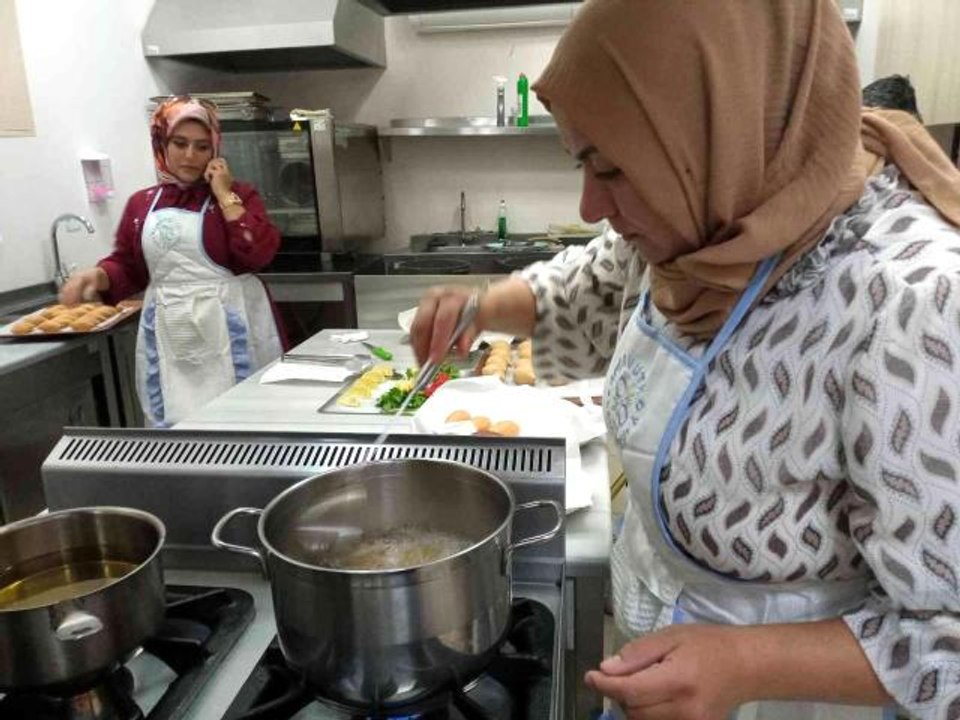 Arnavutköy'de el lezzetine güvenen kadınlar içli köfte yarışmasında hünerlerini sergiledi
