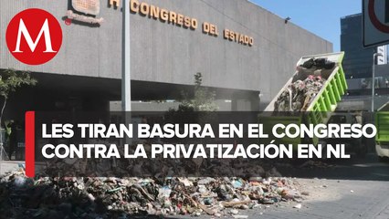 Trabajadores de Simeprode vacían camiones de basura frente a Congreso de NL