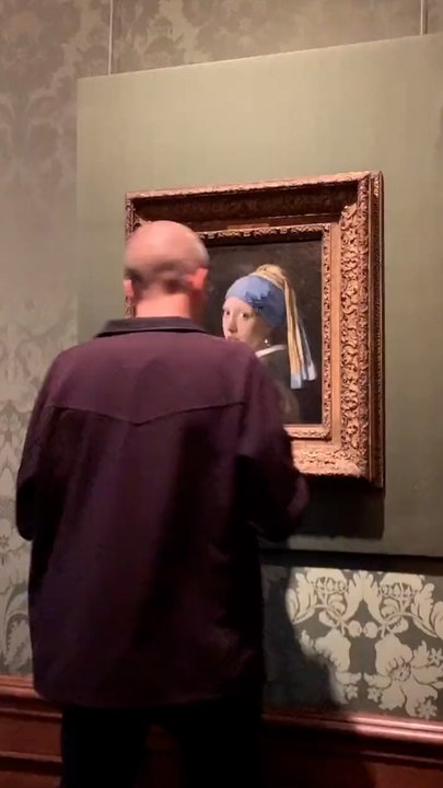 Des militants écologistes s’en prennent à «La Jeune Fille à la perle» de Vermeer