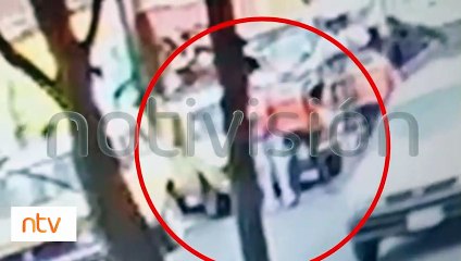 "Se negó a pagar una multa de Bs.25": Se llevó en el capó de su auto a una funcionaria y fue liberada