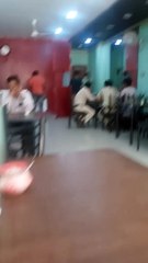 हंसी-ठिठोले करते हुए अपराधी के साथ खाना खाते रहे पुलिस जवान