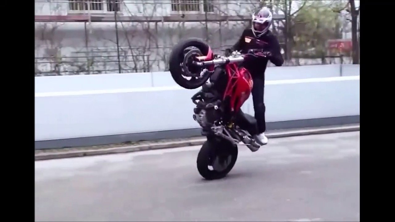 Une jolie démo de moto... et de magie : le pilote disparait