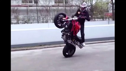 Une jolie démo de moto... et de magie : le pilote disparait