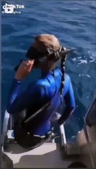Elle veut tester le snorkeling mais va vite changer d'avis