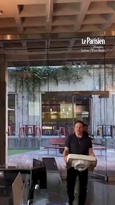 Elon Musk arrive au siège de Twitter avec un lavabo dans les mains