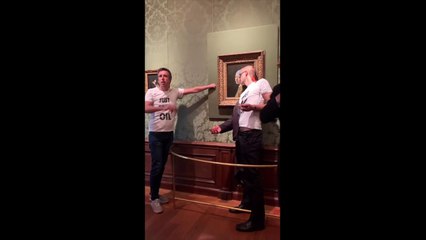 Un calvo pega su cabeza al cuadro 'La joven de la perla' para salvar el planeta