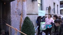 İklim aktivistleri, Blackstone kurucusunun evinin önünde gösteri düzenledi
