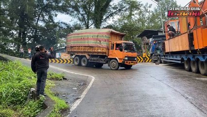 MENGERIKAN !!! Jalan Sempit Dan Beresiko Fatal, Sopir Di Uji Ban Truk Seperti Mau Patah Setiap Lewat