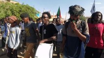 احتجاجات لآلاف السودانيين في الخرطوم والشرطة ترد بإطلاق الغازات المسيلة للدموع