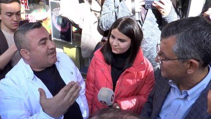 Özel'den "Genel başkanınızı değiştirin" diyen esnafa: "O CHP'lilerin bileceği iş"