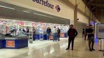 Assago, follia al centro commerciale: 5 accoltellati, un morto. 