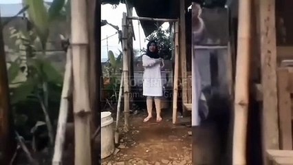 kejadian lucu jatuh dari ayunan