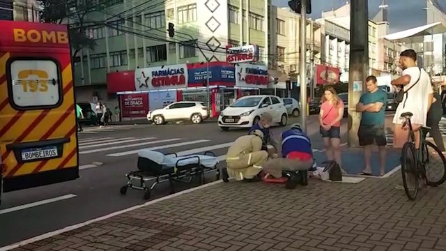 Mulher sofre ferimentos na cabeça ao ser atropelada por bicicleta na Av. Brasil