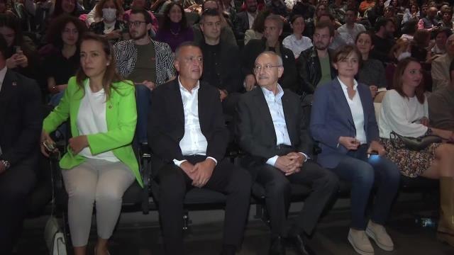 Kemal Kılıçdaroğlu, Zengin Mutfağı İsimli Tiyatro Oyununu İzledi