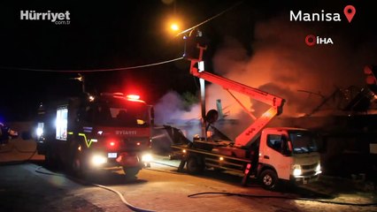 İki kardeş aileleriyle birlikte misafirlikteyken bitişik evleri yandı